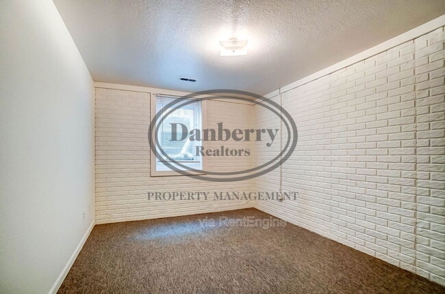 Building Photo - 3733 Willow Run Dr