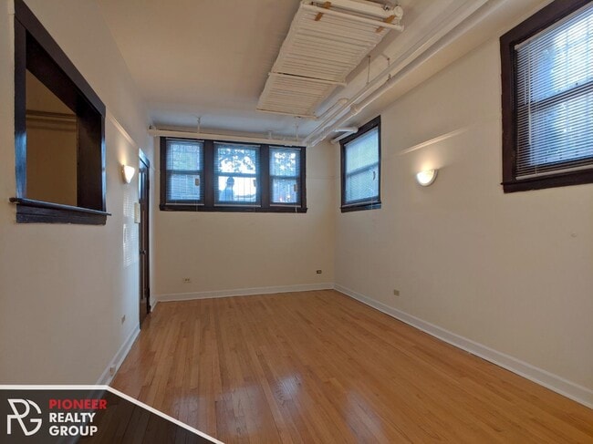 Building Photo - 820 W Waveland Ave