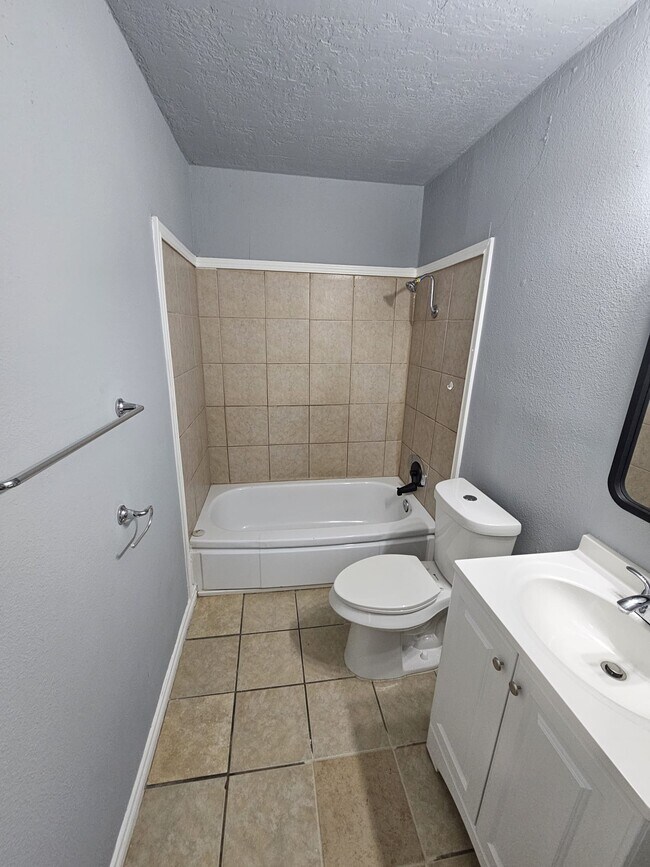 Building Photo - 411 NW Greenmeadow Dr