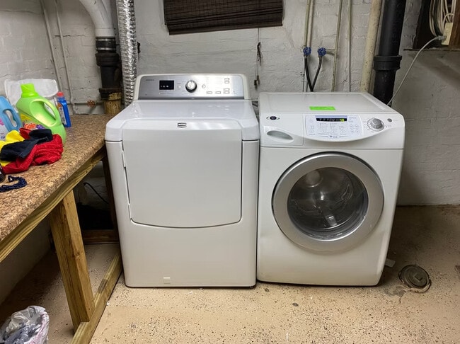 Building Photo - 622 W Healey St