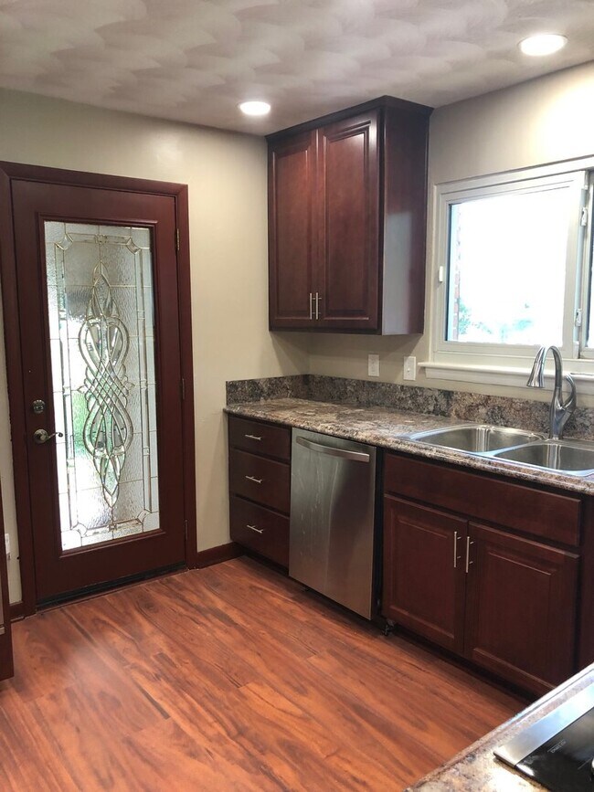 Building Photo - GORGEOUS HOME IN ARAGONA!