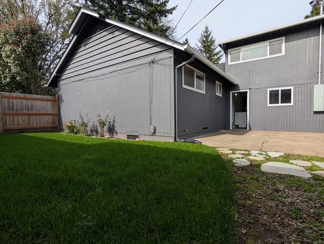 Building Photo - updated 4bed/2bath duplex near Oakway Rd