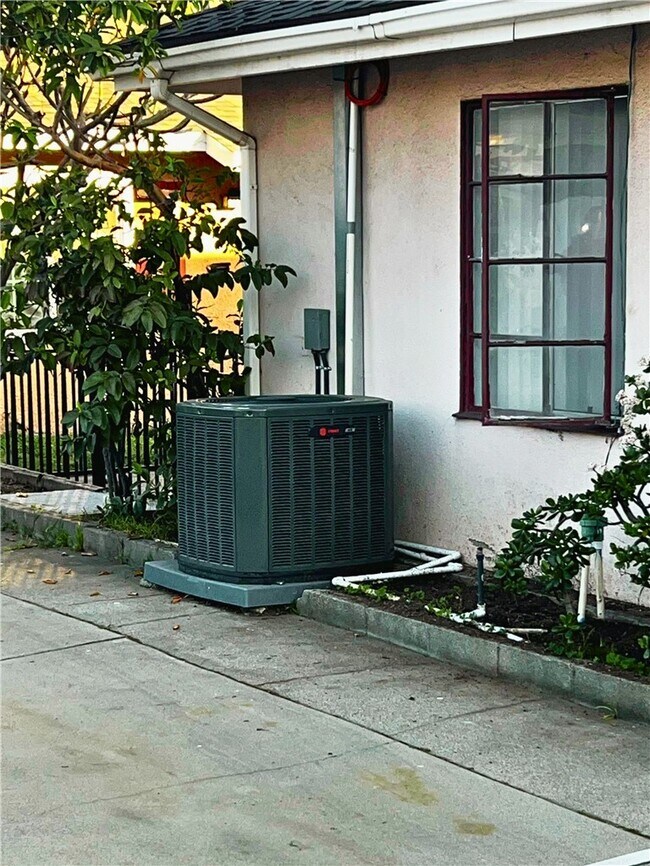 Building Photo - 843 W Walnut Ave