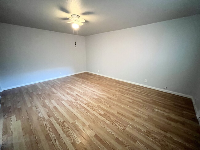 Building Photo - Merced: $975 1 bed 1 bath downstairs unit