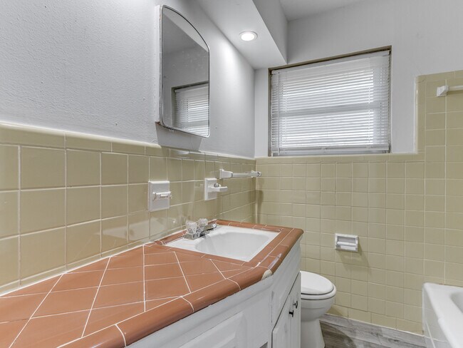 Building Photo - 2104 SW 68th St