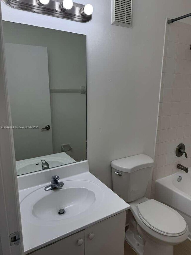 Building Photo - 1300 SE 31st Ct