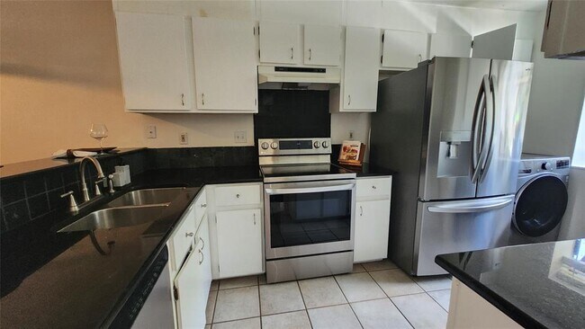 Building Photo - 7122 Wood Hollow Dr