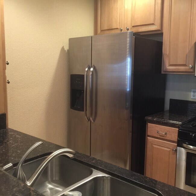 Building Photo - Gated Community * Downstairs 1 bedroom * Community Pool & Fitness Room