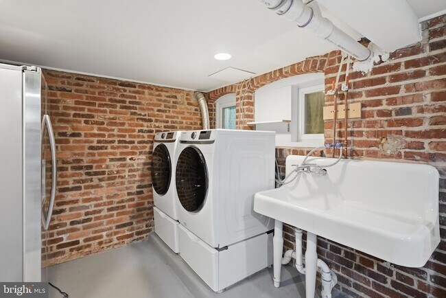 Building Photo - 3839 Beecher St NW