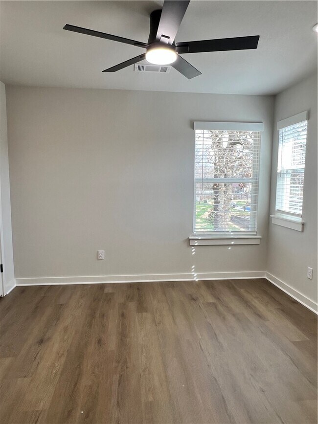 Building Photo - 572 Cosmos St