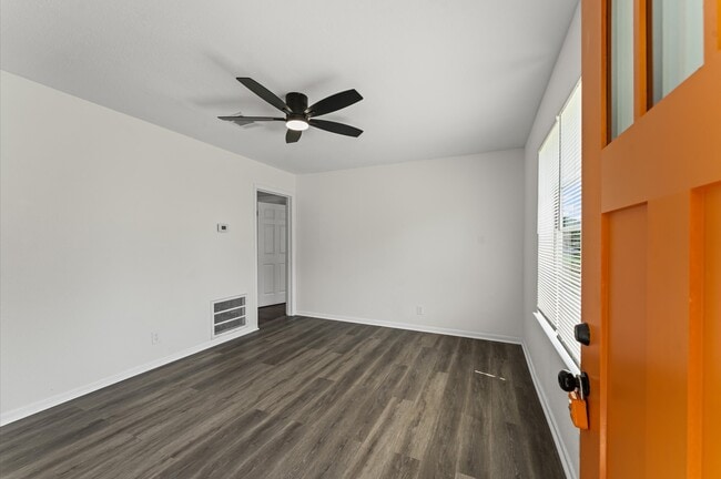 Building Photo - 5535 Lakefield Dr