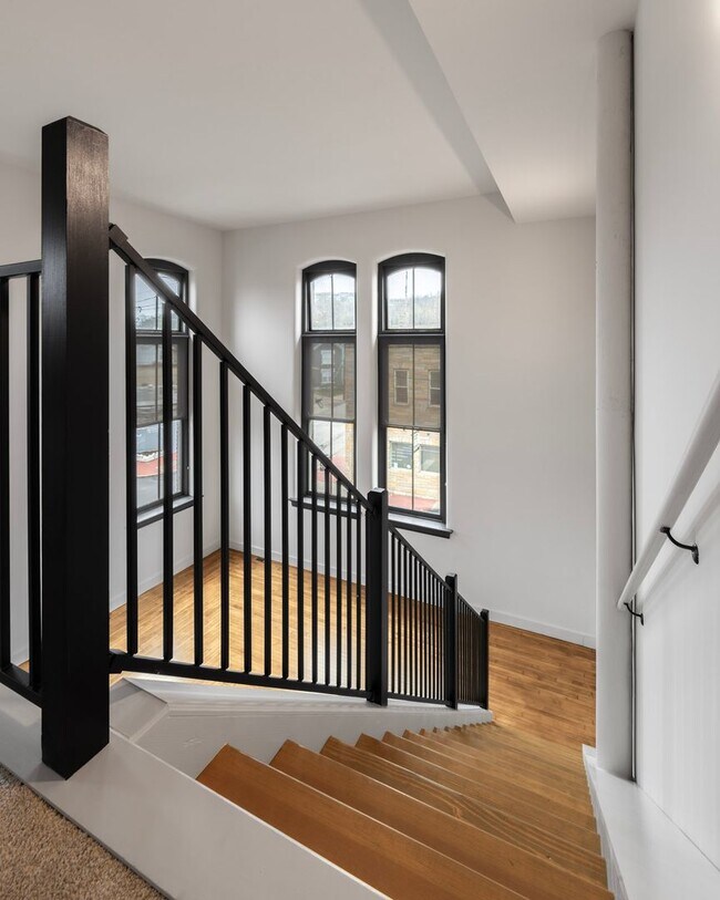 Building Photo - Burton One Bedroom Loft