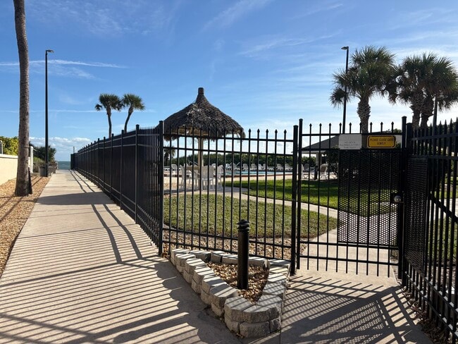 Building Photo - 562 Carousel Ln