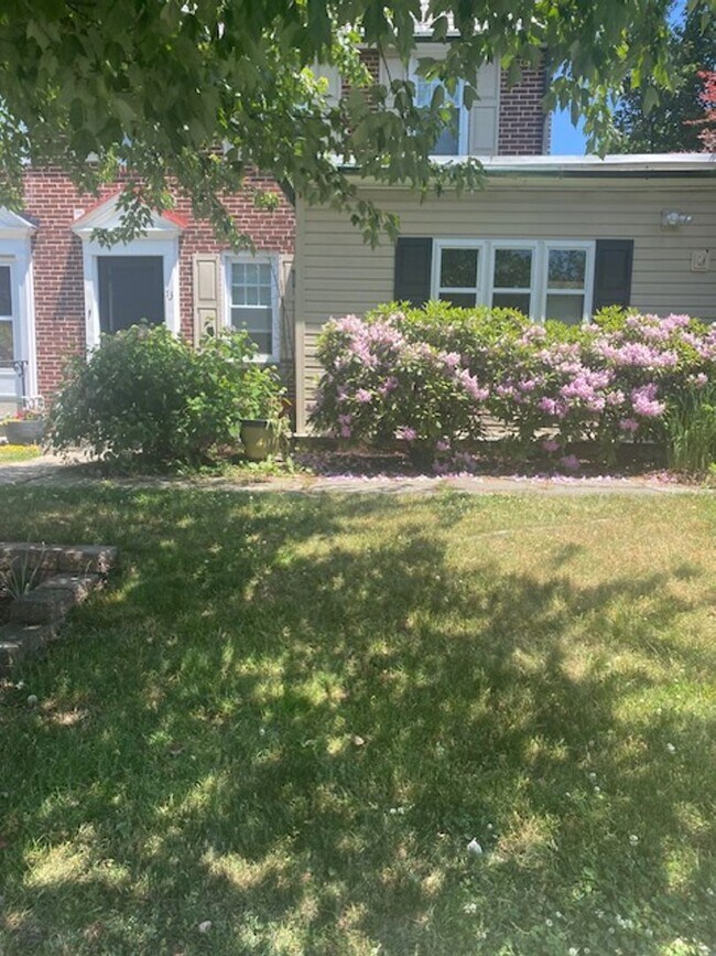 Building Photo - Stunning Mount Penn Home For Rent
