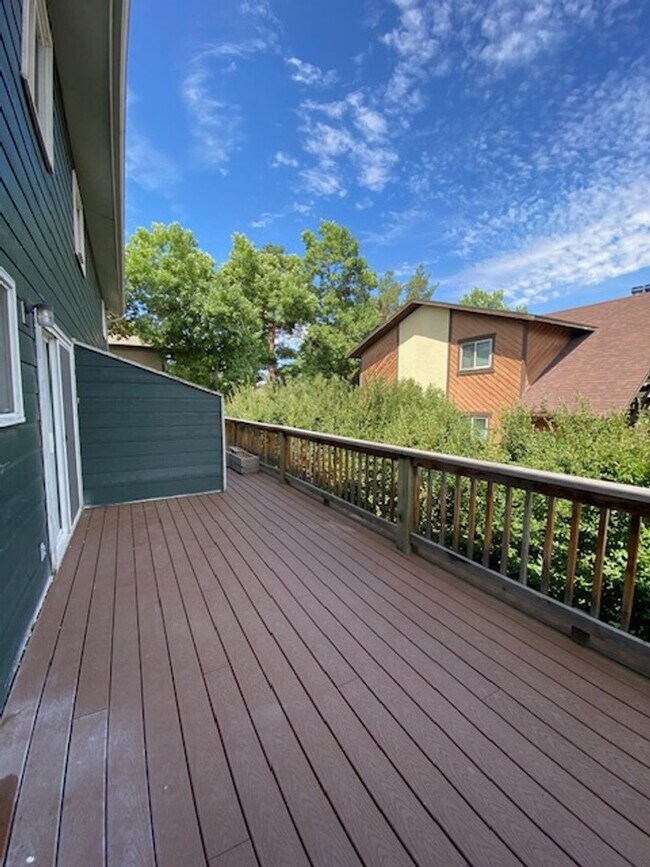 Building Photo - 3 Bedroom 2 1/2 Bathroom Townhouse- CLOSE ...