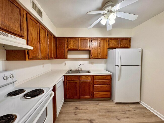 Building Photo - 9815 Pineapple Tree Dr