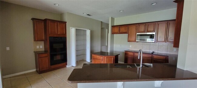 Building Photo - 3504 Somerset Cir
