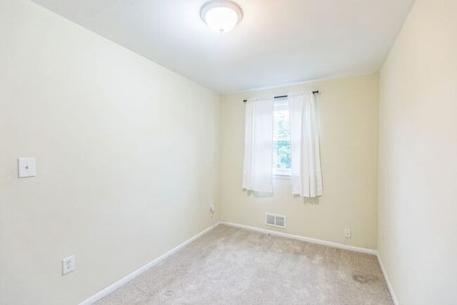 Building Photo - 5170 Clacton Ave