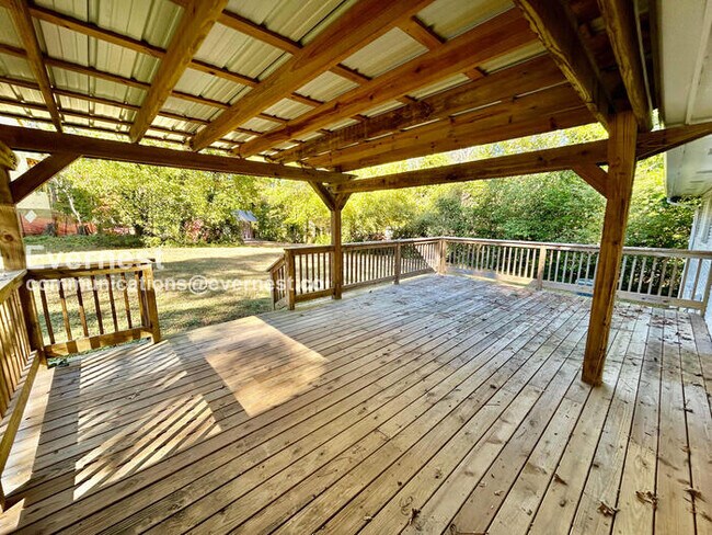 Building Photo - 210 Pinetree Cir