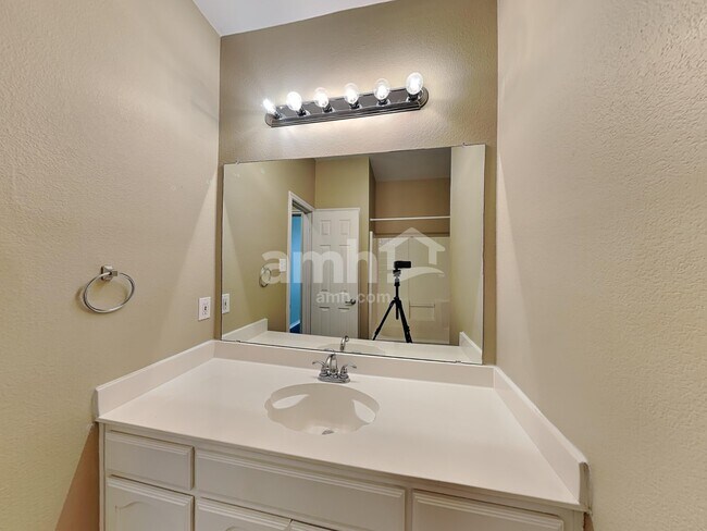 Building Photo - 8000 Bonito Dr