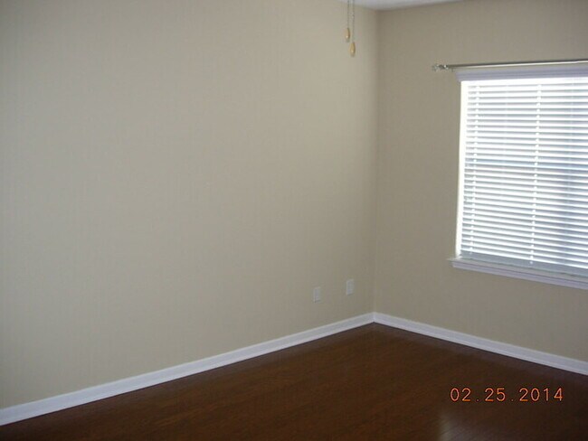 Building Photo - NICE Condo in GREAT location!!! VERY clean...