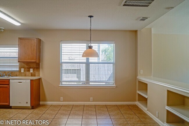 Building Photo - 2819 Foster Hill Dr
