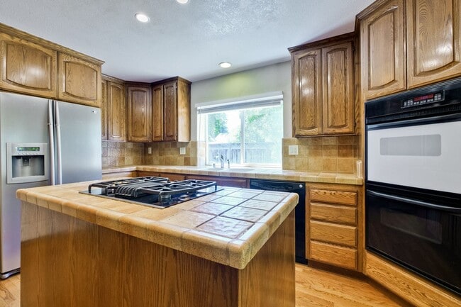 Building Photo - Spacious Home l Massive 12,525 Sq Ft Lot l...