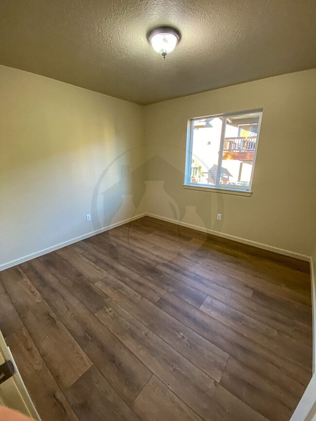 Building Photo - Willamina Duplex