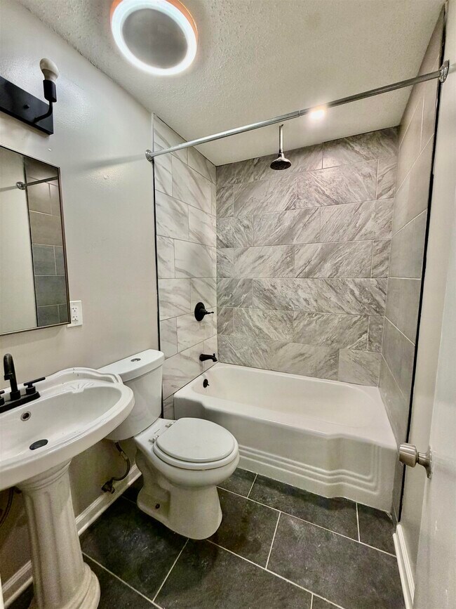 Building Photo - 3345 Charlotte Rd