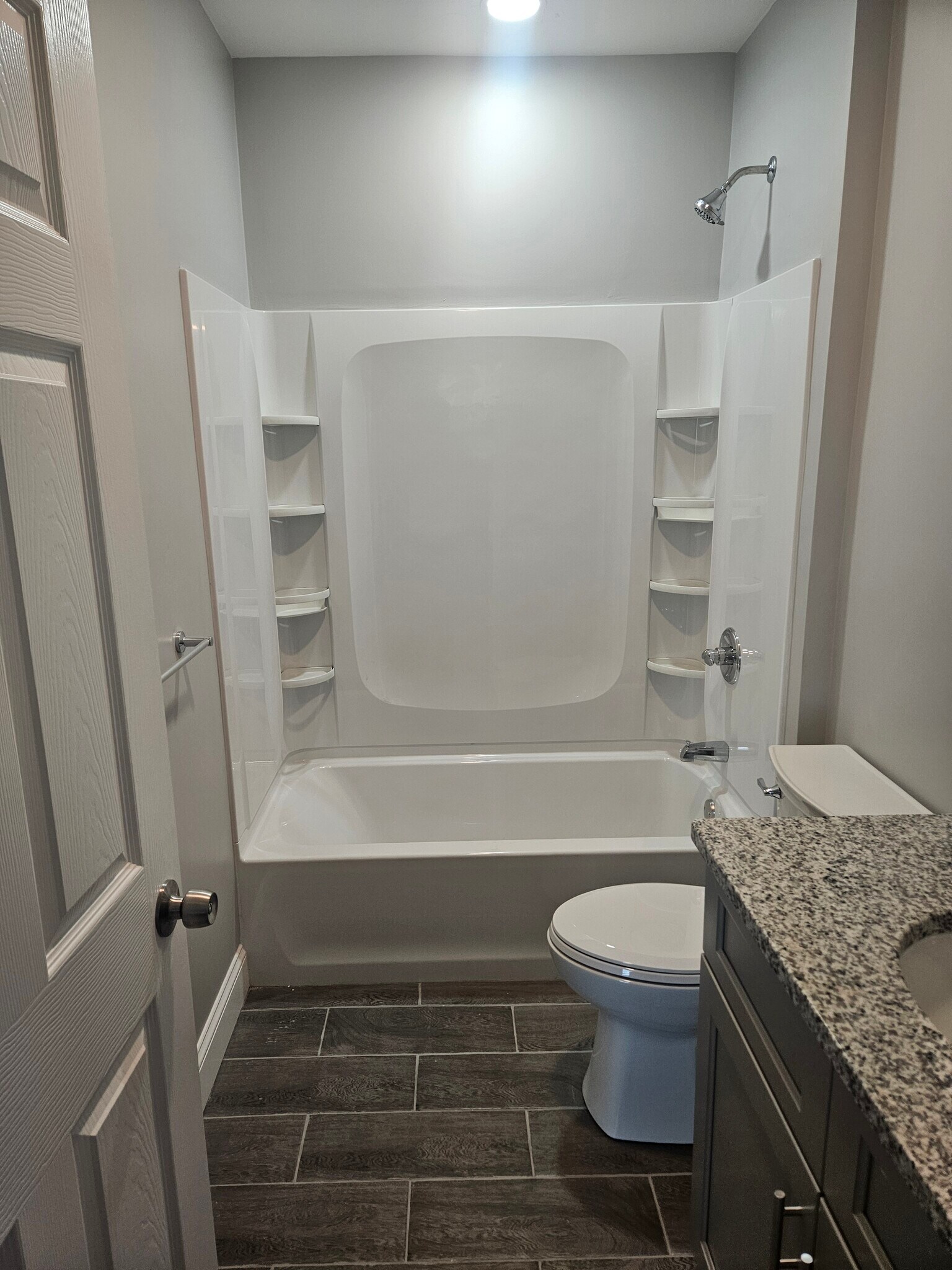 Full bath - 41 Raymond St