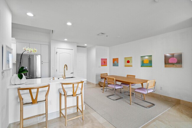 Building Photo - 801 S Olive Ave