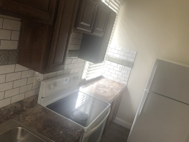 Building Photo - Move in ready!! Charming 4 Bedroom home!!