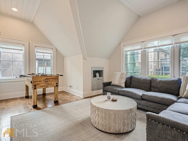 Building Photo - 3312 W Shadowlawn Ave NE