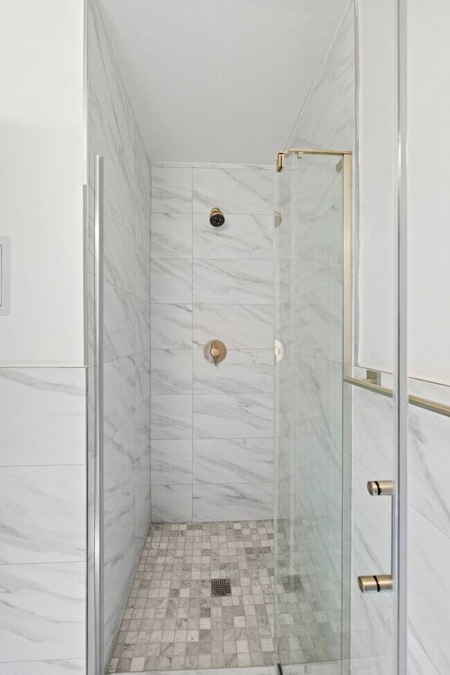 Building Photo - 693 Sutter St