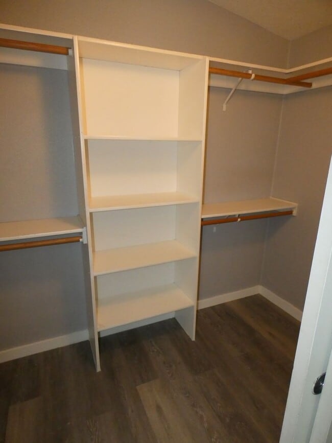 Building Photo - 522 S Alder Ln