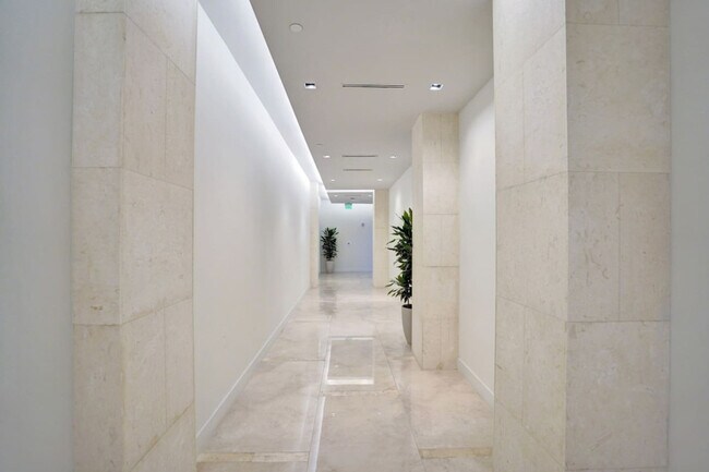 Building Photo - 3100 N Ocean Dr