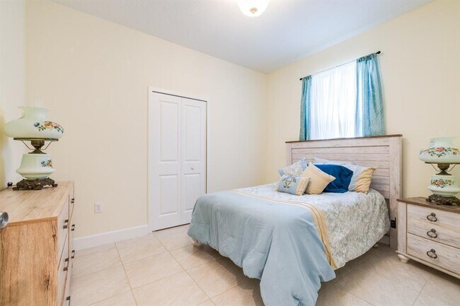 Building Photo - 520 Nogales Ct