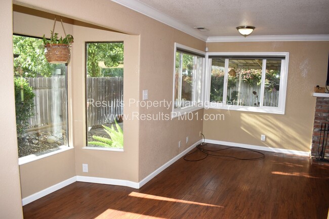 Building Photo - Adorable 4 bedroom in Citrus Heights! Comi...