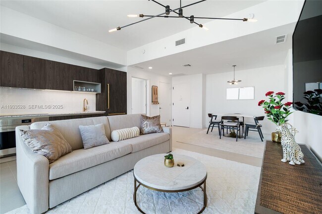 Building Photo - 601 NE 1st Ave