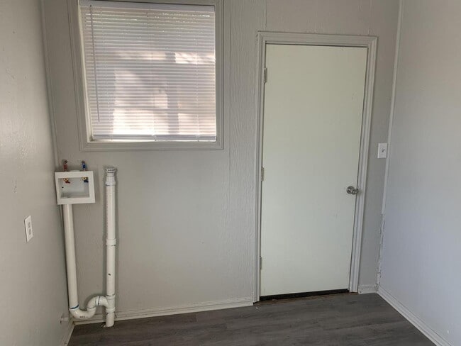 Building Photo - 3633 Mistletoe Ave