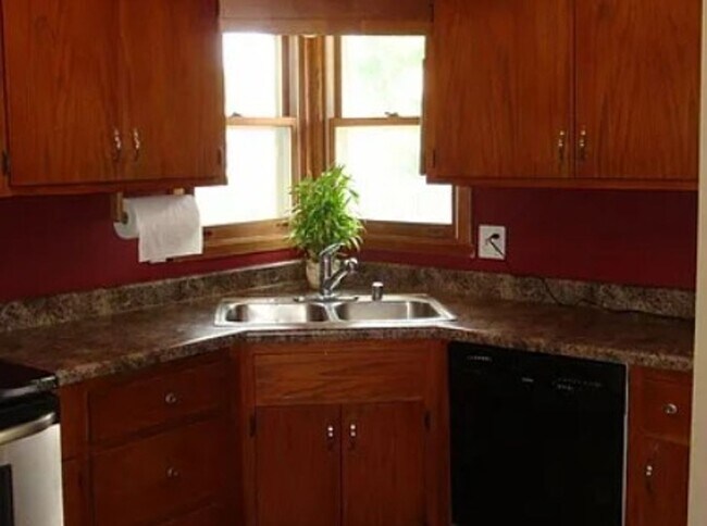 Building Photo - Gorgeous 4 Bedroom Ranch House - Updated photos coming soon