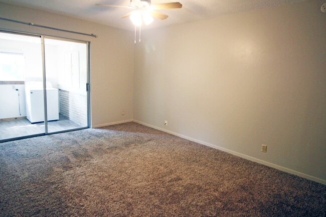Building Photo - 5Bed/2.5bath with two kitchens, fenced yar...