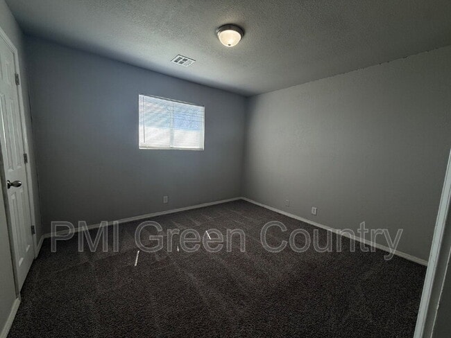 Building Photo - 801 W Vicksburg St