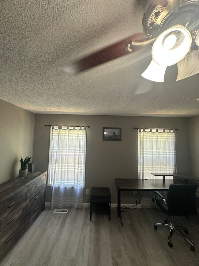 Building Photo - Foxhill Commons Subdivision!  Fully Furnis...
