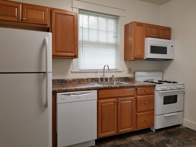 Building Photo - ***AUGUST 2027*** 5 Bed 3 Bath House Downtown