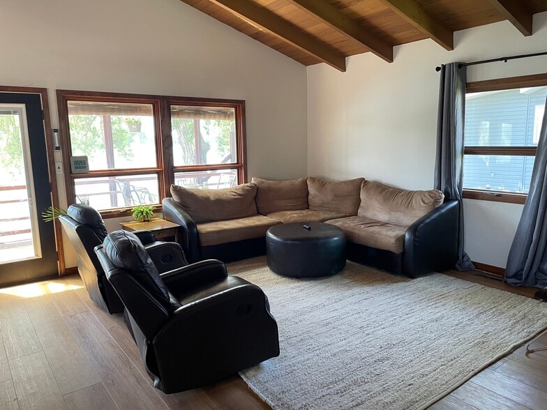 Building Photo - 315 Lakeshore Dr