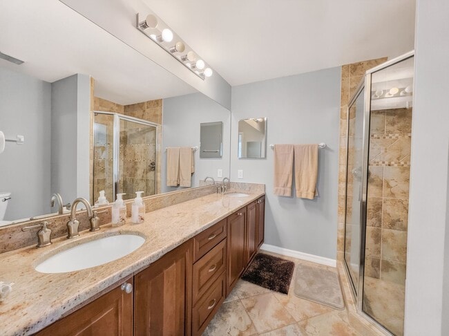 Building Photo - Beautifully furnished 2BR/2BA first-floor condo