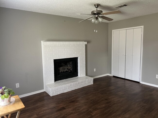 Building Photo - 1705 Deatsville Hwy