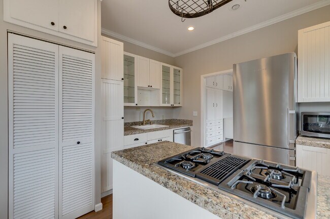 Building Photo - Rare & Charming Upper Queen Anne Home Available July!