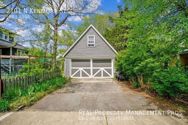 Building Photo - 2101 N Kenmore St